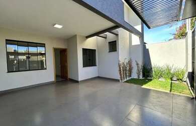 Imagem: A casa possui 3 Dormitórios, 3 Banheiros, 2 Vagas na garagem