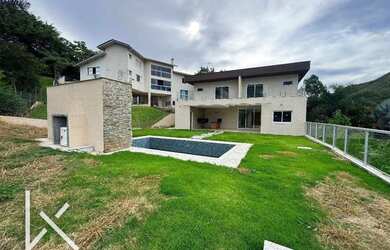 Imagem: A casa em condomínio possui 4 Dormitórios, 5 Banheiros, 5