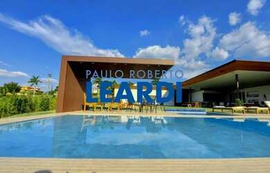 Imagem: A casa em condomínio possui 5 Dormitórios, 5 Banheiros, 5