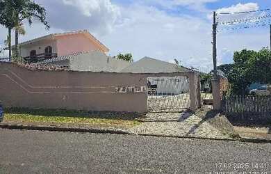 Imagem: A casa possui 3 Dormitórios, 1 Banheiro, 1 Vaga na garagem