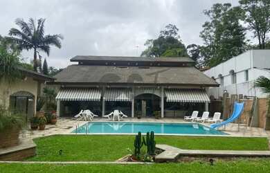 Imagem: A casa possui 3 Dormitórios, 5 Banheiros, 4 Vagas na garagem