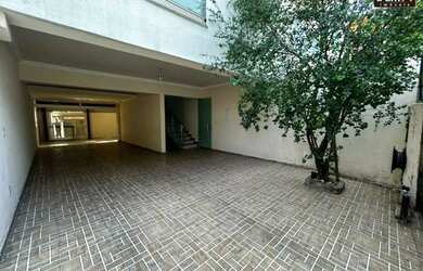 Imagem: A casa possui 4 Dormitórios, 3 Banheiros, 3 Vagas na garagem