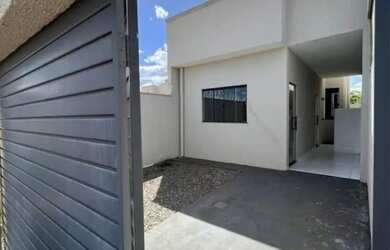 Imagem: A casa e possui 2 Dormitórios, 2 Banheiros, 2 Vagas na garagem