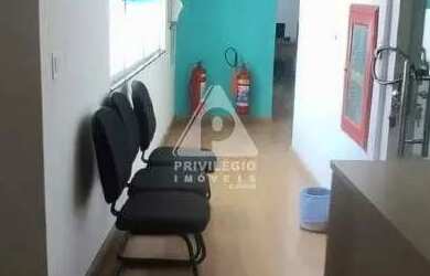 Imagem: O depósito possui 1 Vaga na garagem e 207m² de Área e está