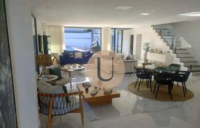 Imagem: A casa em condomínio possui 5 Dormitórios, 5 Banheiros, 430m²