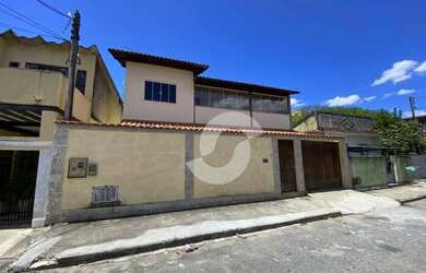 Imagem: A casa possui 3 Dormitórios, 2 Banheiros, 4 Vagas na garagem