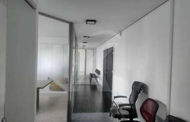 Imagem: O depósito possui 4 Vagas na garagem, 116m² de Área e está