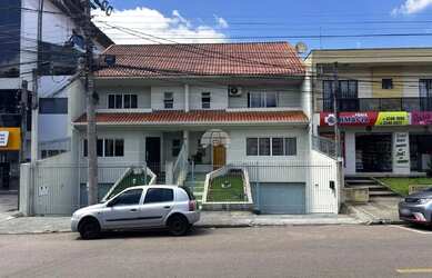 Imagem: A casa possui 3 Dormitórios, 2 Banheiros, 4 Vagas na garagem