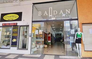 Imagem: O apartamento possui 1 Dormitório, 1 Banheiro, 1 Vaga na garagem