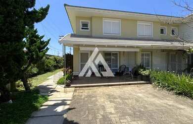 Imagem: A casa possui 4 Dormitórios, 3 Banheiros, 2 Vagas na garagem