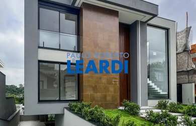 Imagem: A casa em condomínio possui 4 Dormitórios, 4 Banheiros, 4