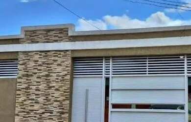 Imagem: A casa possui 3 Dormitórios, 2 Banheiros, 2 Vagas na garagem