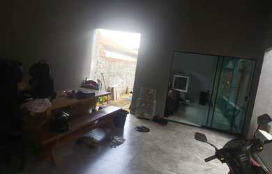 Imagem: A casa possui 3 Dormitórios, 2 Banheiros, 2 Vagas na garagem