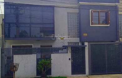 Imagem: A casa possui 3 Dormitórios, 3 Banheiros, 2 Vagas na garagem