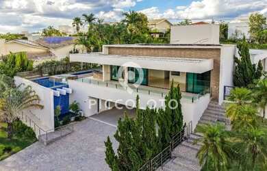 Imagem: A casa em condomínio possui 5 Dormitórios, 5 Banheiros, 5