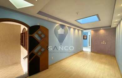 Imagem: A casa possui 3 Dormitórios, 2 Banheiros, 2 Vagas na garagem