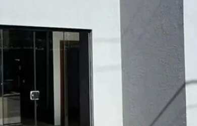 Imagem: A casa possui 2 Dormitórios, 2 Banheiros, 2 Vagas na garagem