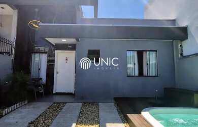 Imagem: A casa possui 3 Dormitórios, 2 Banheiros, 1 Vaga na garagem