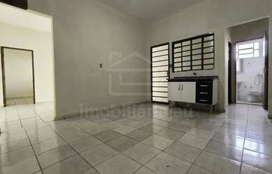 Imagem: A casa possui 2 Dormitórios, 1 Banheiro, 1 Vaga na garagem