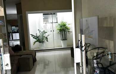 Imagem: A casa possui 2 Dormitórios, 3 Banheiros, 3 Vagas na garagem