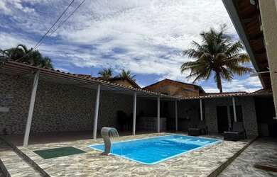 Imagem: A casa possui Acomodam 30 pessoas, 5 Vagas na garagem e está