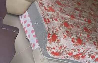 Imagem: A casa possui 3 Dormitórios, 2 Banheiros, 1 Vaga na garagem