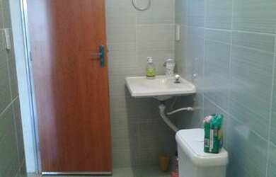 Imagem: A casa possui 2 Dormitórios, 2 Banheiros, 2 Vagas na garagem