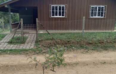 Imagem: A casa possui 2 Dormitórios, 1 Banheiro, 2 Vagas na garagem