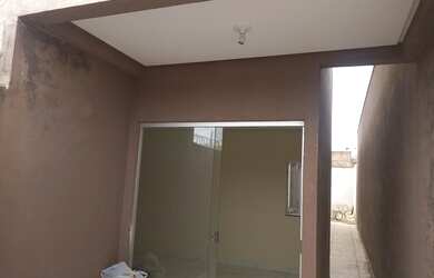 Imagem: A casa possui 4 Dormitórios, 2 Banheiros e 2 Vagas na garagem