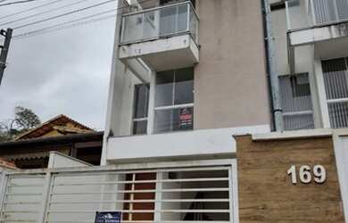 Imagem: A casa possui 3 Dormitórios, 2 Banheiros, 1 Vaga na garagem