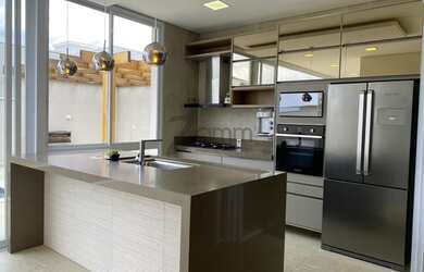 Imagem: A casa em condomínio possui 4 Dormitórios, 5 Banheiros, 4