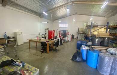 Imagem: O depósito possui 4 Vagas na garagem, 200m² de Área e está