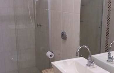 Imagem: A casa possui 3 Dormitórios, 2 Banheiros, 2 Vagas na garagem