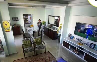 Imagem: A casa possui 4 Dormitórios, 4 Banheiros, 5 Vagas na garagem