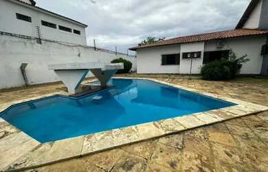 Imagem: A casa possui 5 Dormitórios, 5 Banheiros, 5 Vagas na garagem