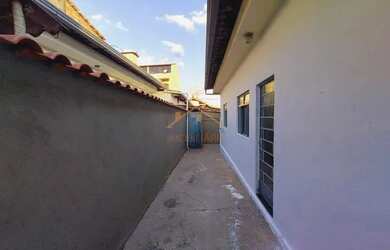 Imagem: A casa possui 1 Dormitório, 1 Banheiro, 1 Vaga na garagem