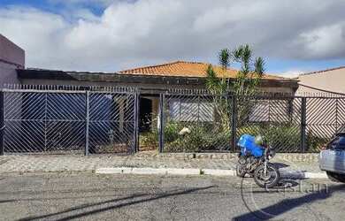 Imagem: A casa possui 5 Dormitórios, 5 Banheiros, 5 Vagas na garagem