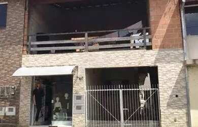 Imagem: A casa possui 4 Dormitórios, 4 Banheiros, 1 Vaga na garagem