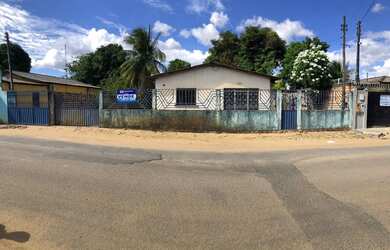 Imagem: A casa possui 3 Dormitórios, 2 Banheiros, 3 Vagas na garagem