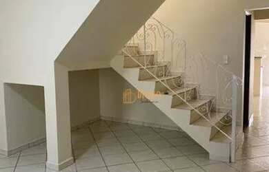 Imagem: A casa possui 3 Dormitórios, 1 Banheiro, 2 Vagas na garagem