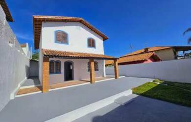 Imagem: A casa em condomínio possui 4 Dormitórios, 2 Banheiros, 2