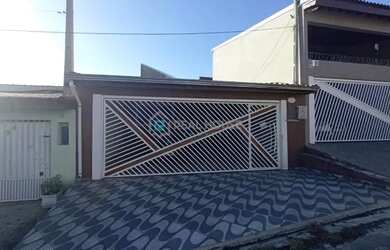 Imagem: A casa possui 3 Dormitórios, 3 Banheiros, 2 Vagas na garagem