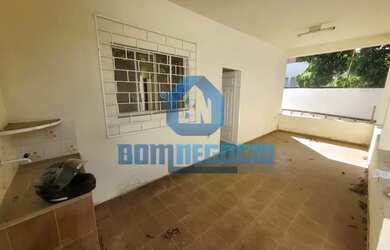 Imagem: A casa possui 4 Dormitórios, 2 Banheiros, 4 Vagas na garagem