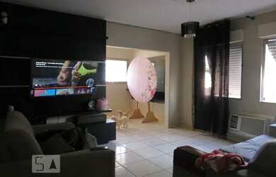 Imagem: A casa possui 2 Dormitórios, 1 Banheiro, 2 Vagas na garagem