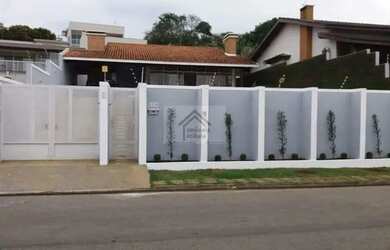 Imagem: A casa possui 4 Dormitórios, 1 Banheiro, 4 Vagas na garagem