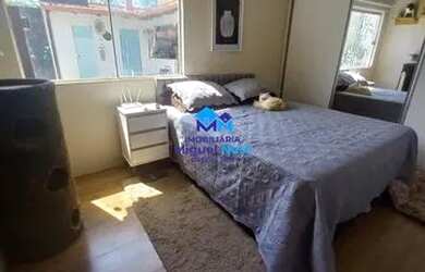 Imagem: A casa possui 3 Dormitórios, 2 Banheiros, 4 Vagas na garagem