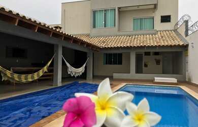 Imagem: A casa possui 2 Dormitórios, 3 Vagas na garagem e está localizado