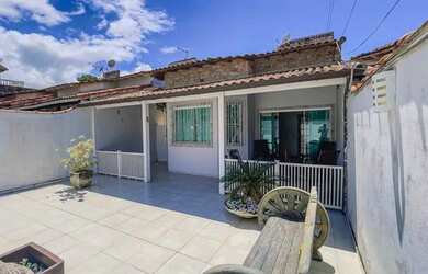 Imagem: A casa possui 4 Dormitórios, 2 Banheiros, 3 Vagas na garagem