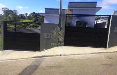 Imagem: A casa possui 2 Dormitórios, 2 Banheiros, 2 Vagas na garagem