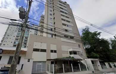 Imagem: O apartamento possui 3 Dormitórios, 1 Banheiro, 2 Vagas na